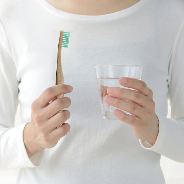 Dr Botanicals Pastell Bambus-Zahnbürsten-Set Erleben Sie die umweltfreundliche Lösung für die Mundpflege mit diesem Bambuszahnbürsten-Set, das entwickelt wurde, um eine nachhaltige Zahnhygiene zu fördern. Hergestellt aus biologisch abbaubaren Materialien reinigen die weichen Borsten die Zähne effektiv und sind dabei sanft zu den Zahnfleisch, was ein angenehmes Putzerlebnis gewährleistet. Der natürliche Bambusgriff bietet nicht nur eine stilvolle Ästhetik, sondern reduziert auch den Plastikmüll, was ihn zu einer perfekten Wahl für umweltbewusste Menschen macht. Verbessern Sie Ihre Zahnpflege-Routine mit dieser nachhaltigen Alternative, die Funktionalität mit dem Engagement zum Schutz unseres Planeten verbindet.