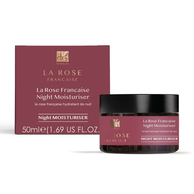 Dr Botanicals Set de regalo de cuidado de la piel nocturno Anti-Envejecimiento La Rose Française Disfruta del lujoso Set de Regalo de Cuidado de la Piel Nocturno Dr Botanicals Anti-Ageing La Rose Française, diseñado para rejuvenecer y nutrir tu piel mientras duermes. Este exquisito kit presenta una mezcla de ingredientes poderosos como el Bakuchiol, conocido por sus propiedades naturales similares al retinol, y el Agua de Flor de Rosa Damascena, que hidrata y calma la piel. La combinación de Aceite de Almendra y Aceite de Coco trabaja para hidratar profundamente, dejando tu piel suave y flexible. Perfecto para regalar en ocasiones especiales, este set promete elevar tu rutina de cuidado de la piel con un toque de elegancia.
Aprovecha los beneficios de este set de regalo cuidadosamente seleccionado, ideal para cualquiera que busque combatir los signos de envejecimiento y mejorar su régimen de cuidado de la piel nocturno. Cada producto está elaborado con esmero, asegurando que tu piel reciba la nutrición que merece. Con su fragancia encantadora e ingredientes potentes, el Set de Regalo de Cuidado de la Piel Nocturno Dr Botanicals Anti-Ageing La Rose Française no es solo un regalo; es una experiencia que dejará a tus seres queridos sintiéndose mimados y revitalizados. Date un capricho o sorprende a alguien especial con esta exquisita colección de cuidado de la piel que encarna la belleza y el autocuidado.
