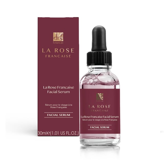 Dr Botanicals Set de regalo de cuidado de la piel nocturno Anti-Envejecimiento La Rose Française Disfruta del lujoso Set de Regalo de Cuidado de la Piel Nocturno Dr Botanicals Anti-Ageing La Rose Française, diseñado para rejuvenecer y nutrir tu piel mientras duermes. Este exquisito kit presenta una mezcla de ingredientes poderosos como el Bakuchiol, conocido por sus propiedades naturales similares al retinol, y el Agua de Flor de Rosa Damascena, que hidrata y calma la piel. La combinación de Aceite de Almendra y Aceite de Coco trabaja para hidratar profundamente, dejando tu piel suave y flexible. Perfecto para regalar en ocasiones especiales, este set promete elevar tu rutina de cuidado de la piel con un toque de elegancia.
Aprovecha los beneficios de este set de regalo cuidadosamente seleccionado, ideal para cualquiera que busque combatir los signos de envejecimiento y mejorar su régimen de cuidado de la piel nocturno. Cada producto está elaborado con esmero, asegurando que tu piel reciba la nutrición que merece. Con su fragancia encantadora e ingredientes potentes, el Set de Regalo de Cuidado de la Piel Nocturno Dr Botanicals Anti-Ageing La Rose Française no es solo un regalo; es una experiencia que dejará a tus seres queridos sintiéndose mimados y revitalizados. Date un capricho o sorprende a alguien especial con esta exquisita colección de cuidado de la piel que encarna la belleza y el autocuidado.