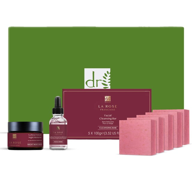 Dr Botanicals Set de regalo de cuidado de la piel nocturno Anti-Envejecimiento La Rose Française Disfruta del lujoso Set de Regalo de Cuidado de la Piel Nocturno Dr Botanicals Anti-Ageing La Rose Française, diseñado para rejuvenecer y nutrir tu piel mientras duermes. Este exquisito kit presenta una mezcla de ingredientes poderosos como el Bakuchiol, conocido por sus propiedades naturales similares al retinol, y el Agua de Flor de Rosa Damascena, que hidrata y calma la piel. La combinación de Aceite de Almendra y Aceite de Coco trabaja para hidratar profundamente, dejando tu piel suave y flexible. Perfecto para regalar en ocasiones especiales, este set promete elevar tu rutina de cuidado de la piel con un toque de elegancia.
Aprovecha los beneficios de este set de regalo cuidadosamente seleccionado, ideal para cualquiera que busque combatir los signos de envejecimiento y mejorar su régimen de cuidado de la piel nocturno. Cada producto está elaborado con esmero, asegurando que tu piel reciba la nutrición que merece. Con su fragancia encantadora e ingredientes potentes, el Set de Regalo de Cuidado de la Piel Nocturno Dr Botanicals Anti-Ageing La Rose Française no es solo un regalo; es una experiencia que dejará a tus seres queridos sintiéndose mimados y revitalizados. Date un capricho o sorprende a alguien especial con esta exquisita colección de cuidado de la piel que encarna la belleza y el autocuidado.