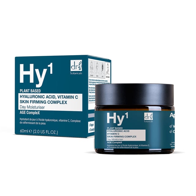 Dr Botanicals Set de regalo de cuidado de la piel con ácido hialurónico anti-envejecimiento Presentamos el Set de Regalo de Cuidado de la Piel Anti-Envejecimiento con Ácido Hialurónico de Dr Botanicals, una lujosa colección diseñada para rejuvenecer e hidratar tu piel. Este set de regalo cuenta con una poderosa mezcla de ingredientes como el Sodium Hyaluronate y la Glicerina, que trabajan juntos para retener la humedad y promover un cutis juvenil. La inclusión de Niacinamida ayuda a iluminar la piel, mientras que el Extracto de Macrocystis Pyrifera nutre y revitaliza, convirtiéndolo en el regalo perfecto para cualquiera que busque mejorar su rutina de cuidado de la piel.
Ideal para ocasiones especiales o como un regalo considerado, este set de regalo de cuidado de la piel no solo proporciona hidratación esencial, sino que también ofrece beneficios anti-envejecimiento que dejarán la piel radiante y fresca. Con su elegante empaque y formulaciones de alta calidad, es un regalo perfecto para cumpleaños, aniversarios o simplemente para mostrarle a alguien que te importa. Date un capricho o regala a un ser querido la experiencia definitiva de cuidado de la piel con el Set de Regalo Anti-Envejecimiento de Dr Botanicals.
