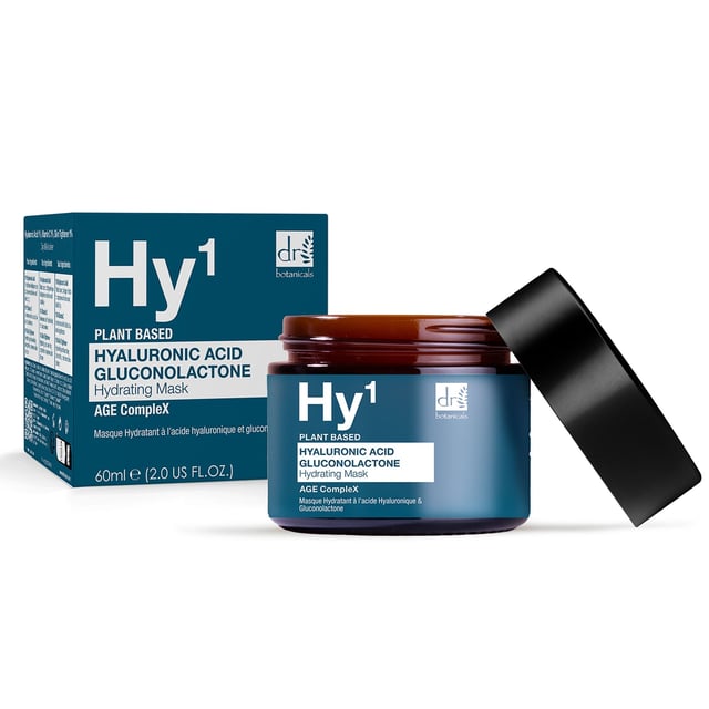 Dr Botanicals Set de regalo de cuidado de la piel con ácido hialurónico anti-envejecimiento Presentamos el Set de Regalo de Cuidado de la Piel Anti-Envejecimiento con Ácido Hialurónico de Dr Botanicals, una lujosa colección diseñada para rejuvenecer e hidratar tu piel. Este set de regalo cuenta con una poderosa mezcla de ingredientes como el Sodium Hyaluronate y la Glicerina, que trabajan juntos para retener la humedad y promover un cutis juvenil. La inclusión de Niacinamida ayuda a iluminar la piel, mientras que el Extracto de Macrocystis Pyrifera nutre y revitaliza, convirtiéndolo en el regalo perfecto para cualquiera que busque mejorar su rutina de cuidado de la piel.
Ideal para ocasiones especiales o como un regalo considerado, este set de regalo de cuidado de la piel no solo proporciona hidratación esencial, sino que también ofrece beneficios anti-envejecimiento que dejarán la piel radiante y fresca. Con su elegante empaque y formulaciones de alta calidad, es un regalo perfecto para cumpleaños, aniversarios o simplemente para mostrarle a alguien que te importa. Date un capricho o regala a un ser querido la experiencia definitiva de cuidado de la piel con el Set de Regalo Anti-Envejecimiento de Dr Botanicals.