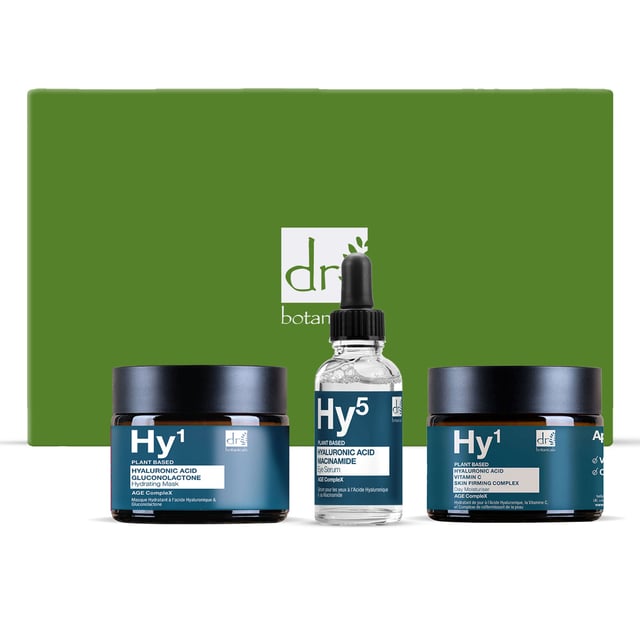 Dr Botanicals Set de regalo de cuidado de la piel con ácido hialurónico anti-envejecimiento Presentamos el Set de Regalo de Cuidado de la Piel Anti-Envejecimiento con Ácido Hialurónico de Dr Botanicals, una lujosa colección diseñada para rejuvenecer e hidratar tu piel. Este set de regalo cuenta con una poderosa mezcla de ingredientes como el Sodium Hyaluronate y la Glicerina, que trabajan juntos para retener la humedad y promover un cutis juvenil. La inclusión de Niacinamida ayuda a iluminar la piel, mientras que el Extracto de Macrocystis Pyrifera nutre y revitaliza, convirtiéndolo en el regalo perfecto para cualquiera que busque mejorar su rutina de cuidado de la piel.
Ideal para ocasiones especiales o como un regalo considerado, este set de regalo de cuidado de la piel no solo proporciona hidratación esencial, sino que también ofrece beneficios anti-envejecimiento que dejarán la piel radiante y fresca. Con su elegante empaque y formulaciones de alta calidad, es un regalo perfecto para cumpleaños, aniversarios o simplemente para mostrarle a alguien que te importa. Date un capricho o regala a un ser querido la experiencia definitiva de cuidado de la piel con el Set de Regalo Anti-Envejecimiento de Dr Botanicals.