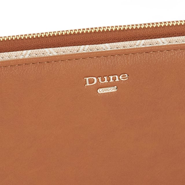 Always sleek and forever sophisticated, Krissis is the perfect accessory for all of your upcoming occasions. Featuring iconic Dune London branding, a secure zip closure and handy wrist strap, this purse will keep your cards and coins contained while maintaining a minimalist design. Boasting multiple internal compartments for orgisned storage, this timeless and versatile piece is a winning addition to your collection.