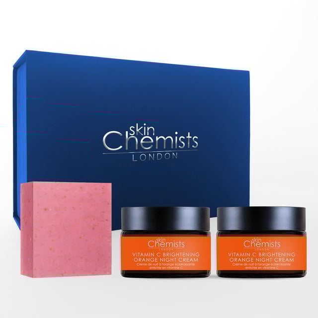 skinChemists Set de regalo antienvejecimiento de noche con vitamina C Descubre el Set de Regalo Anti-Envejecimiento Nocturno de Vitamin C de skinChemists, una lujosa colección diseñada para rejuvenecer tu piel mientras duermes. Infundido con poderosos ingredientes como el Fosfato de Ascorbilo Sódico y el Polvo de Flor de Rosa Centifolia, este kit trabaja para iluminar tu tez, reducir la apariencia de líneas finas y promover un brillo juvenil. Perfecto para regalar en ocasiones especiales, este set no solo ofrece resultados visibles, sino que también brinda una experiencia de cuidado que mejora tu rutina nocturna de cuidado de la piel.
Este set de regalo es ideal para cualquiera que busque elevar su régimen de cuidado de la piel, convirtiéndolo en un presente considerado para cumpleaños, aniversarios o simplemente porque sí. Los ingredientes cuidadosamente seleccionados, incluidos extractos naturales y agentes hidratantes, aseguran que tu piel se sienta nutrida y revitalizada. Date un capricho o regala a un ser querido el Set de Regalo Anti-Envejecimiento Nocturno de Vitamin C de skinChemists y abraza los beneficios de una piel radiante y juvenil.