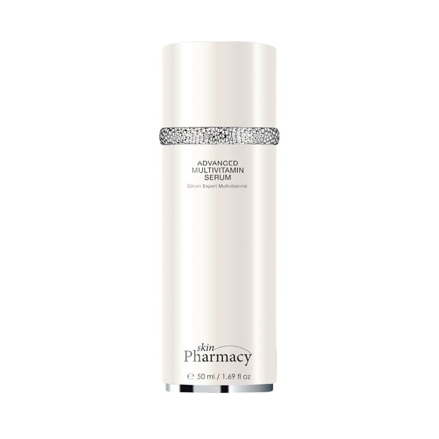 skinPharmacy Kit de Tratamiento Diurno Avanzado de Multivitaminas Anti-Envejecimiento Desata el poder del Retinol y el Glucosido Ascorbilo para una complexión luminosa y que desafía la edad con nuestro Kit de Suero Multivitamínico + Tratamiento Diurno. Disfruta del abrazo hidratante del Aceite de Coco, Aceite de Semilla de Argania Spinosa y Sodium Hyaluronate, asegurando que tu piel se mantenga flexible y revitalizada. Nuestra fórmula meticulosamente elaborada, enriquecida con Alantoína y Pantenol, proporciona una solución integral, abordando múltiples necesidades de cuidado de la piel para un brillo radiante. Abraza la bondad de extractos naturales como el Polvo de Jugo de Hoja de Aloe Barbadensis y el Extracto de Raíz de Achicoria, promoviendo la salud y vitalidad de la piel con cada aplicación. Experimenta la mezcla ligera pero potente que se absorbe sin esfuerzo en tu piel, dejándola suave, rejuvenecida y lista para enfrentar el día.
