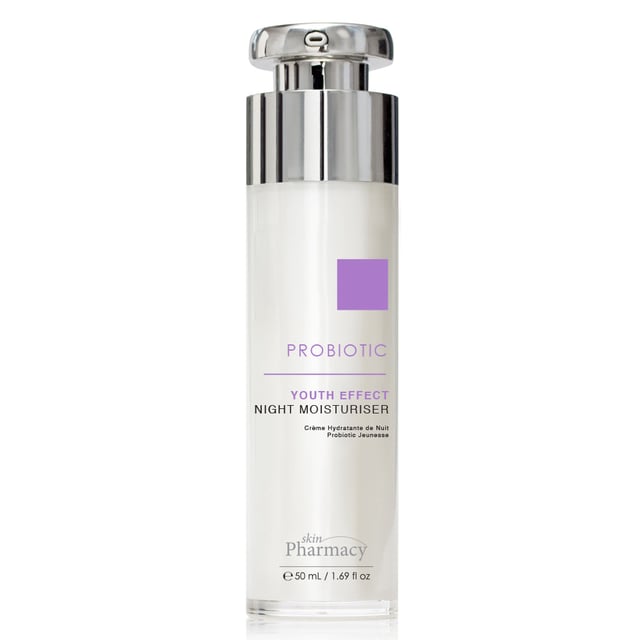 skinPharmacy Paquete de renovación de piel escudo urbano anti-envejecimiento Experimenta un tratamiento revitalizante para la piel con este innovador paquete de renovación diseñado para realzar la radiancia natural de tu piel. Infundido con poderosos ingredientes como el Fosfato de Ascorbilo Sódico, una forma estable de Vitamina C, ilumina el cutis y promueve la producción de colágeno. La inclusión de Filtrado de Secreción de Caracol ofrece una hidratación excepcional y ayuda en la regeneración de la piel, mientras que la Manteca de Karité proporciona una profunda hidratación, dejando tu piel suave y flexible. Con beneficios adicionales del Veneno de Abeja y Lactobacillus Ferment, este producto no solo ayuda a combatir los signos del envejecimiento, sino que también protege contra los factores estresantes ambientales, lo que lo hace ideal para la vida urbana. Abraza un cutis más saludable y luminoso con esta solución de cuidado de la piel formulada por expertos.
