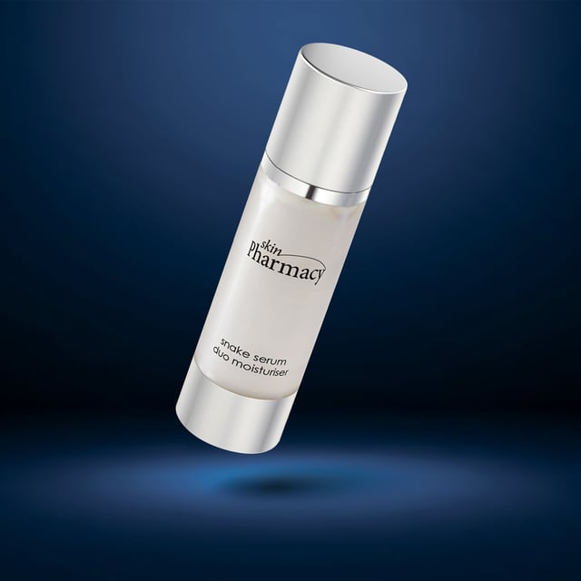 Experimenta los lujosos beneficios de este hidratante, formulado expertamente para hidratar y nutrir tu piel. Infundido con glicerina y betaína, proporciona una intensa hidratación mientras promueve una complexión firme y saludable. La inclusión de aceite de coco ofrece hidratación adicional y un toque reconfortante, mientras que el extracto de flor de Tiare añade una fragancia deliciosa y realza la luminosidad de la piel. Esta fórmula ligera se absorbe rápidamente, dejando tu piel suave, lisa y revitalizada. Perfecto para uso diario, ayuda a mantener el equilibrio y la vitalidad natural de tu piel.