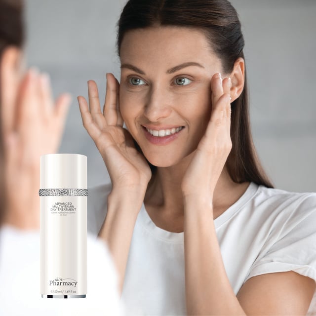 skinPharmacy Tratamiento Avanzado de Multivitaminas para el Día 50ml El Tratamiento Avanzado de Multivitaminas para el Día de Skin Pharmacy es una fórmula poderosa que hidrata y nutre profundamente la piel. Cargado con Vitamina C, Vitamina E, Aquaxyl y Ácido Hialurónico, este tratamiento reduce la aspereza de la piel, combate el daño de los radicales libres, optimiza la circulación del agua y proporciona humedad para reafirmar la piel. Apto para pieles sensibles o dañadas.