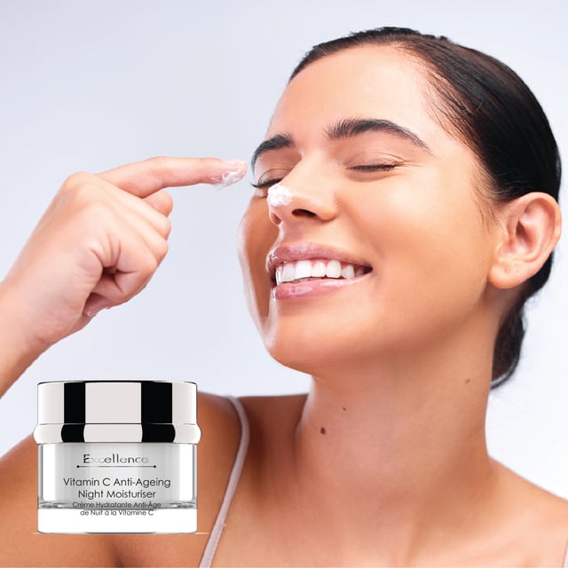 EXCELLENCE Crema Hidratante Nocturna Anti-Envejecimiento con Vitamina C es una fórmula poderosa que suaviza y rejuvenece la piel. Rica en Vitamina C, E, B5, Aquaxyl y Ácido Hialurónico, promueve la firmeza, la luminosidad y la hidratación profunda. Adecuada para pieles sensibles, secas y dañadas, este producto es perfecto para lograr una apariencia juvenil y revitalizada.