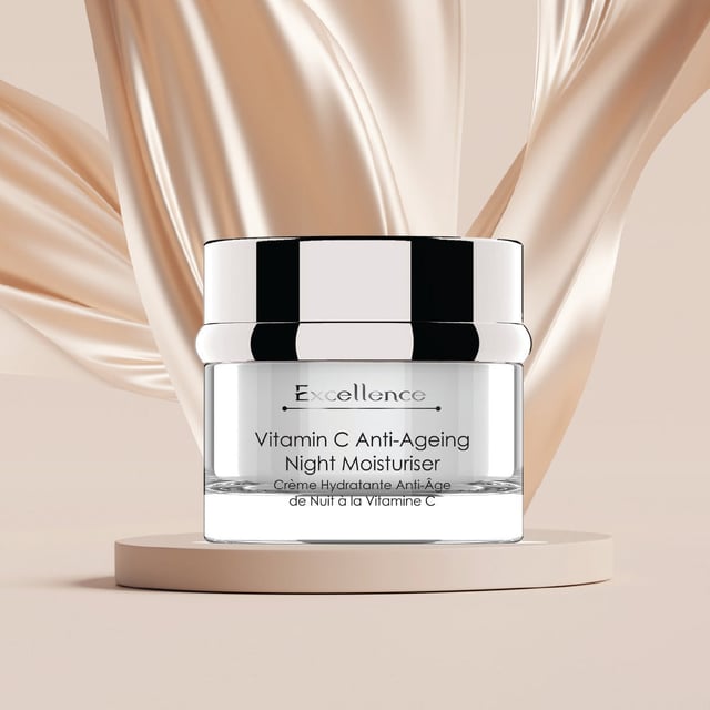 EXCELLENCE Crema Hidratante Nocturna Anti-Envejecimiento con Vitamina C es una fórmula poderosa que suaviza y rejuvenece la piel. Rica en Vitamina C, E, B5, Aquaxyl y Ácido Hialurónico, promueve la firmeza, la luminosidad y la hidratación profunda. Adecuada para pieles sensibles, secas y dañadas, este producto es perfecto para lograr una apariencia juvenil y revitalizada.