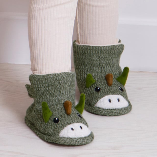 Totes Toasties Totes Toasties TODDLER BOOTIES Kids Green

 Upper Material: Polyester

Lining Material: Polyester

Sole Material: Polyester

Closure/Fastening: Pull-On

Features: Comfort,Warm Lining

Toe Shape: Round

Shoe Width: Regular

Item Weight: 0.32 KG

Heel Height: Flat (Under 2.5cm)

Shoe Shaft Height: Ankle

Slipper Style: Slipper Boot

Gift Boxed: No
Product Code: 3355JGRN