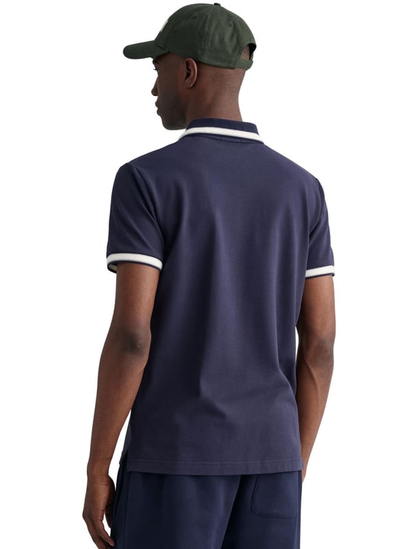 Werten Sie Ihre Garderobe mit unserem zeitlosen Piqué-Poloshirt aus Baumwolle mit kurzen Ärmeln und regulärer Passform auf. Mit Fischgrät-Details am Kragen und an den Bündchen sowie einem gestickten GANT-Wappen auf der Brust ist dieser sportliche Klassiker aus leichtem, atmungsaktivem Stoff gefertigt. (2063005)