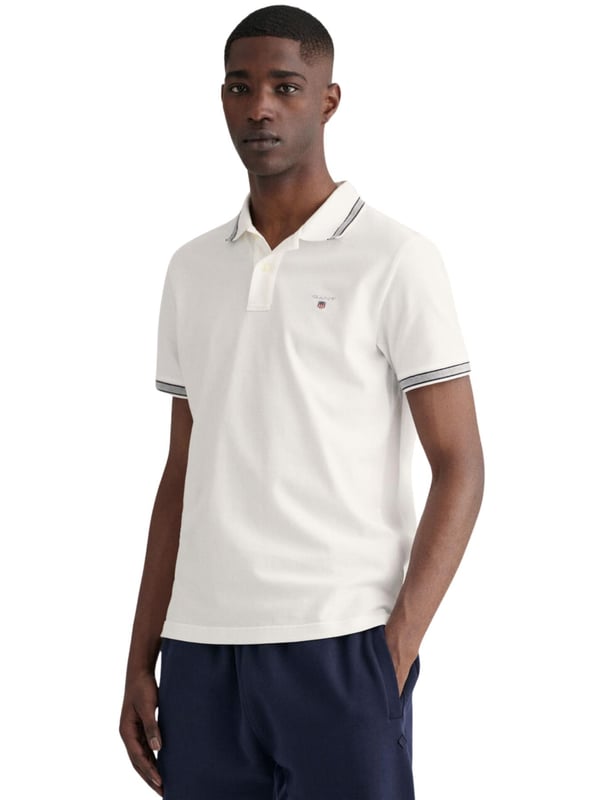 Elevate your wardrobe with our timeless Regular fit Short sleeves cotton piqué shirt. Featuring herringbone detailing on the collar and cuffs and an embroidered GANT shield on the chest, this sporty classic is made of lightweight, breathable fabric (2063005)