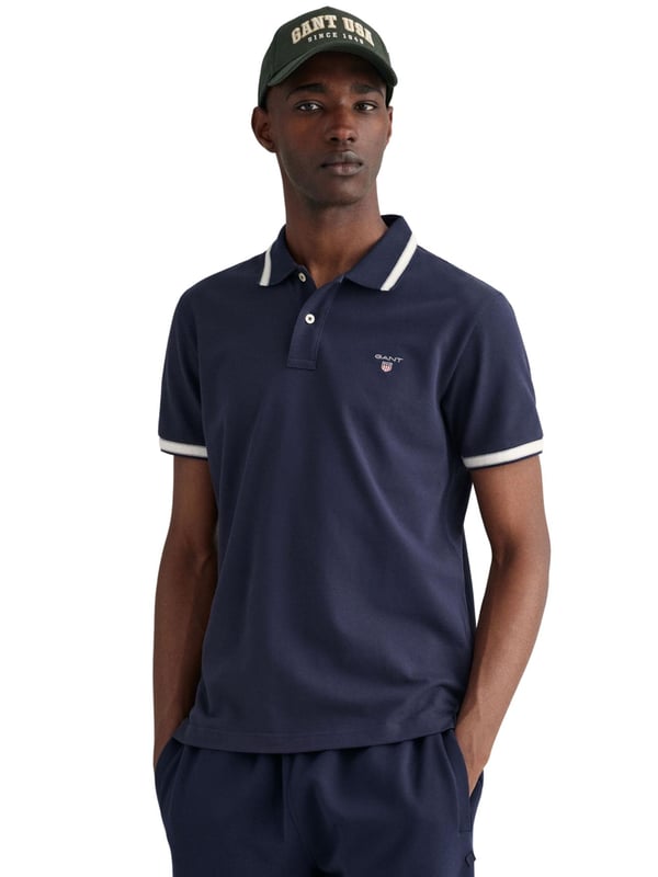 Werten Sie Ihre Garderobe mit unserem zeitlosen Piqué-Poloshirt aus Baumwolle mit kurzen Ärmeln und regulärer Passform auf. Mit Fischgrät-Details am Kragen und an den Bündchen sowie einem gestickten GANT-Wappen auf der Brust ist dieser sportliche Klassiker aus leichtem, atmungsaktivem Stoff gefertigt. (2063005)