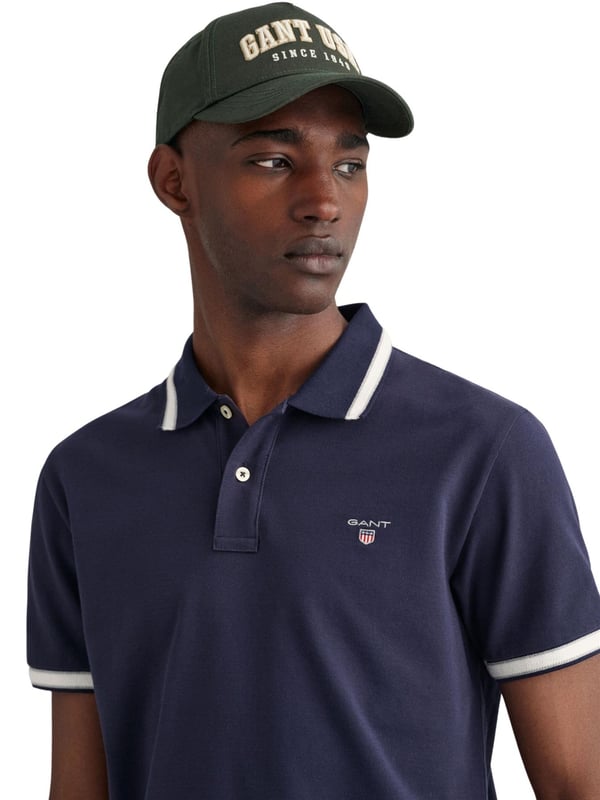 Werten Sie Ihre Garderobe mit unserem zeitlosen Piqué-Poloshirt aus Baumwolle mit kurzen Ärmeln und regulärer Passform auf. Mit Fischgrät-Details am Kragen und an den Bündchen sowie einem gestickten GANT-Wappen auf der Brust ist dieser sportliche Klassiker aus leichtem, atmungsaktivem Stoff gefertigt. (2063005)