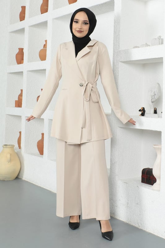 Stoffmerkmal: Hergestellt aus doppelter Stofflage.Produktmerkmal: Dies ist ein neues Hijab-Modestück der Saison ohne Futter. Die Jacke hat ein Gürteldetail an der Taille und eine verwendbare Knopfleiste vorne. Die Hose hat einen verwendbaren Reißverschluss und einen Knopf vorne. Der Bund ist hinten elastisch. Aufgrund von Konzeptaufnahmen kann es leichte Farbabweichungen bei dem Produkt geben. Das Model trägt Größe 38.Größe 38 Jackenmaße: Produktlänge: 84 cm - Brust: 100 cm - Taille: 88