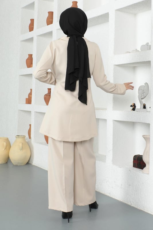 Stoffmerkmal: Hergestellt aus doppelter Stofflage.Produktmerkmal: Dies ist ein neues Hijab-Modestück der Saison ohne Futter. Die Jacke hat ein Gürteldetail an der Taille und eine verwendbare Knopfleiste vorne. Die Hose hat einen verwendbaren Reißverschluss und einen Knopf vorne. Der Bund ist hinten elastisch. Aufgrund von Konzeptaufnahmen kann es leichte Farbabweichungen bei dem Produkt geben. Das Model trägt Größe 38.Größe 38 Jackenmaße: Produktlänge: 84 cm - Brust: 100 cm - Taille: 88