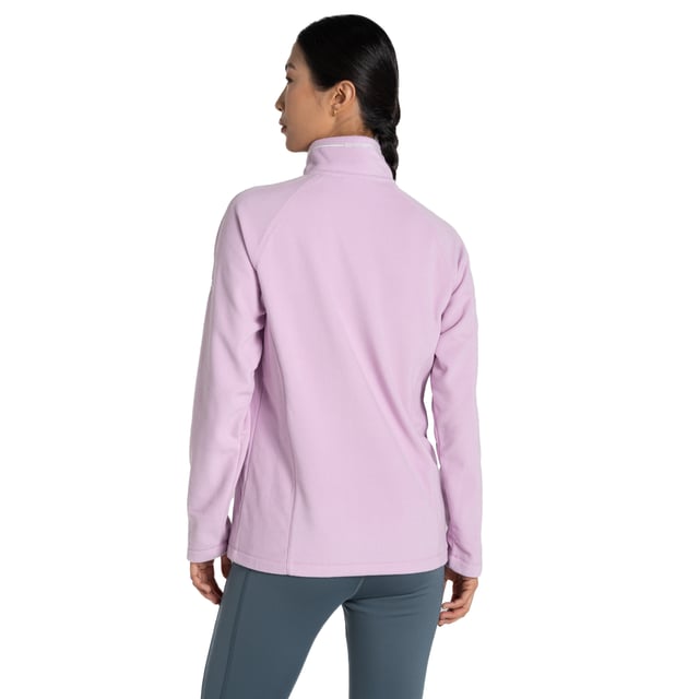 Materialzusammensetzung (%): 100% Polyester. Gewebe: Micro-Vlies. GSM (Gramm pro Quadratmeter): 280. Design: Logo, Unifarben. Kontrastnähte, Pflegeleicht, isolierend, Leicht, Schnelltrockend, Aus recycelten Materialien. Langärmlig. Reißverschluss. Länge: 66,04 cm. mit halbem Reißverschluss.