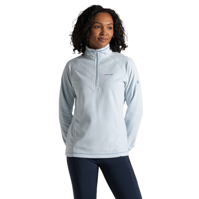 Materialzusammensetzung (%): 100% Polyester. Gewebe: Micro-Vlies. GSM (Gramm pro Quadratmeter): 280. Design: Logo, Unifarben. Kontrastnähte, Pflegeleicht, isolierend, Leicht, Schnelltrockend, Aus recycelten Materialien. Langärmlig. Reißverschluss. Länge: 66,04 cm. mit halbem Reißverschluss.