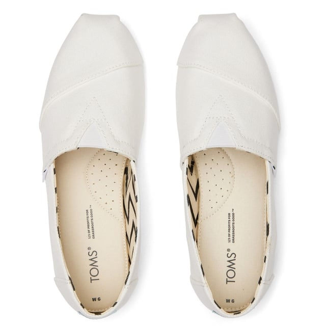 Our day one women's Alpargata slip-on is now designed with materials to bring maximum comfort to your day-to-day shoe. Step into these espadrilles in black recycled cotton canvas, and spark change with every stride.