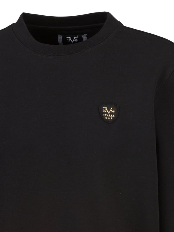 Das 19v69 ITALIA Sweatshirt *NICO LOGO PATCH* überzeugt mit schlichter Eleganz und dezenten Logo-Details. Der hochwertige Materialmix sorgt für angenehmen Tragekomfort, während das edle Logo-Patch einen stilvollen Akzent setzt – perfekt für Freizeit und Alltag.