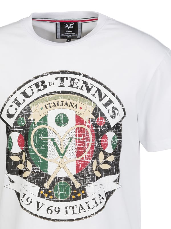 Het 19v69 ITALIA T-shirt *RAFAEL TENNIS* is de perfecte keuze voor tennis- en sportliefhebbers. De opvallende opdruk met tennislogo geeft het shirt een dynamische look, terwijl de zachte katoenen stof en de normale pasvorm zorgen voor optimaal comfort - ideaal voor vrije tijd en actieve dagen.