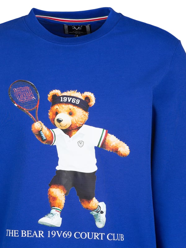 Het 19v69 ITALIA sweatshirt *NICO TENNIS TEDDY* combineert een sportieve stijl met een speelse teddyprint. De zachte materiaalmix maakt het comfortabel om te dragen, terwijl de klassieke ronde halslijn een casual look afrondt die perfect is voor vrije tijd en streetwear.