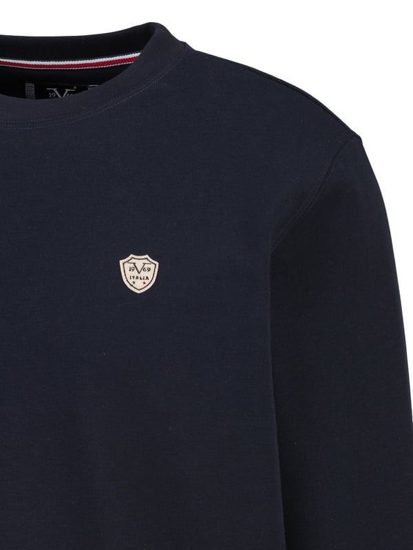 Het 19v69 ITALIA sweatshirt *NICO* maakt indruk met zijn eenvoudige elegantie en hoge comfort. De zachte katoen-polyestermix zorgt voor een aangenaam gevoel, terwijl de klassieke ronde halslijn en de normale pasvorm een perfecte pasvorm bieden, ideaal voor vrije tijd en dagelijks gebruik.