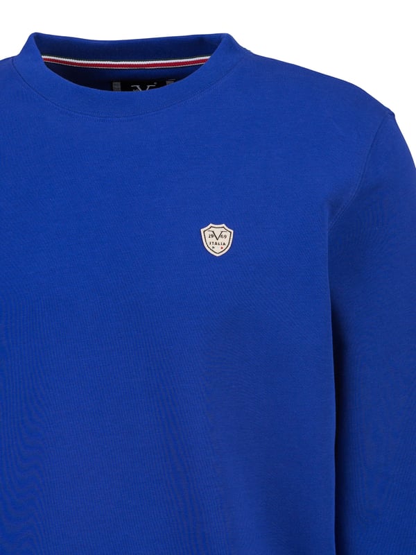 Het 19v69 ITALIA sweatshirt *NICO* maakt indruk met zijn eenvoudige elegantie en hoge comfort. De zachte katoen-polyestermix zorgt voor een aangenaam gevoel, terwijl de klassieke ronde halslijn en de normale pasvorm een perfecte pasvorm bieden, ideaal voor vrije tijd en dagelijks gebruik.