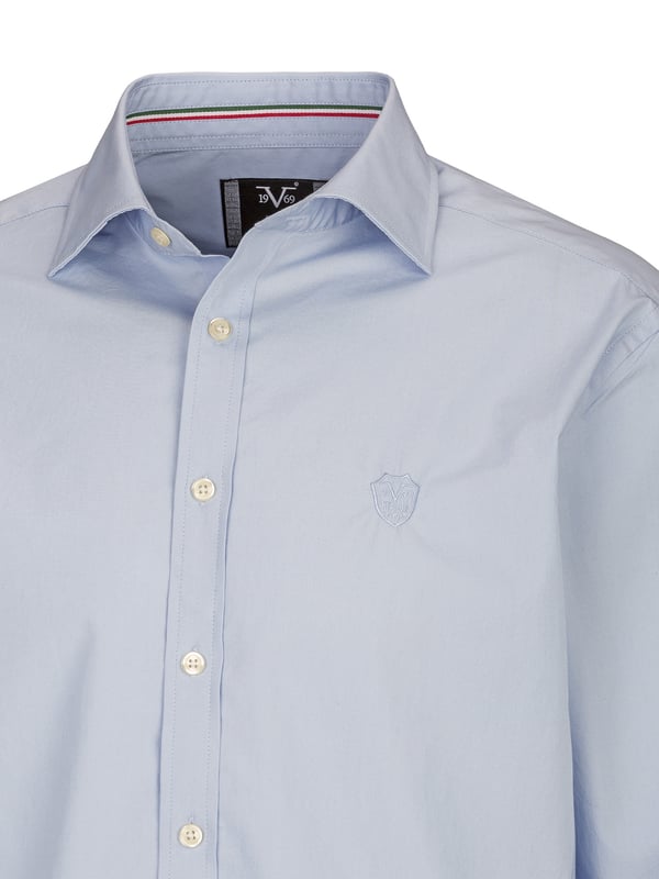 Das RICKY Herren-Businesshemd von 19V69 Italia überzeugt mit seinem klassischen Design und einer dezenten Logostickerei. Der Regular Fit-Schnitt und der leichte Popeline-Stoff aus 100% Baumwolle sorgen für optimalen Tragekomfort. Ideal für Business und gehobene Casual-Looks.