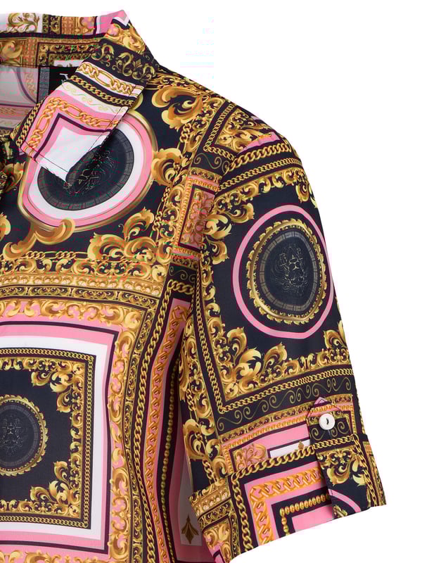 Die MARLA BAROQUE Damen-Bluse von 19V69 Italia vereint modische Eleganz mit einem extravaganten Barockmuster. Ihr figurbetonter Schnitt und die Halbarm-Silhouette sorgen für einen stilvollen Look. Der feine Webstoff bietet angenehmen Tragekomfort – ideal für sommerliche Outfits.