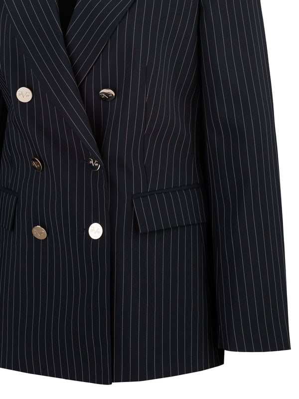 De AMANDA STRIPE damesblazer van 19V69 Italia by Versace maakt indruk met zijn elegante krijtstreepdessin en double-breasted knopenlijst, wat zorgt voor een stijlvolle look. De getailleerde snit creëert een vrouwelijk silhouet, terwijl de hoogwaardige geweven stof comfortabel is om te dragen. Perfect voor zakelijke looks of chique alledaagse outfits.