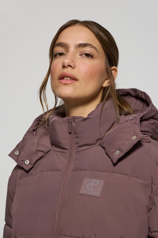 Verleihen Sie Ihrem Winterlook einen modernen Stil mit unserer Damenjacke Artic. Die kurze, stark gepolsterte Jacke mit fester Kapuze und Stehkragen hält Sie auch an den kältesten Wintertagen warm. Der Frontreißverschluss und die Reißverschlüsse der Seitentaschen sind thermoversiegelt und sorgen für einen sicheren Schutz. Zwei Innentaschen, die ebenfalls mit thermoversiegelten Reißverschlüssen ausgestattet sind, bieten zusätzlichen Stauraum für Ihre Habseligkeiten. Dezente Details, von Reißverschlüssen bis hin zu Gummizügen, Ösen und Abschlüssen, verleihen der Jacke einen hochwertigen Charakter. Dank der mit Logo bedruckten Innenriemen können Sie die Jacke über die Schultern hängen, damit Ihre Hände für andere Aktivitäten frei bleiben. Ein gesticktes Polo Club Logo auf der Reißverschlussblende und der Kapuze sowie ein gummierter Brustaufnäher mit PC-Monogramm unterstreichen das unverwechselbare Design. Dank der Ultralight-Technologie und der Füllung aus recyceltem Polyester ist diese Jacke leicht, hochwertig, wasserabweisend und sehr bequem. Perfekt für jede Outdoor-Aktivität.