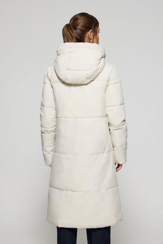 Die Damenjacke Buenos Aires vereint Stil und Funktion. Sie verfügt über eine feste Kapuze, die den Hals umschließt und mit einem Logo-Band verstellbar ist, damit Sie warm und gleichzeitig stylisch gekleidet sind. Ausgestattet mit zwei Hüfttaschen mit Reißverschluss und einer Innentasche mit Reißverschluss. Das breite Paneel-Design verleiht der Jacke einen modernen, raffinierten Look, während der Polo Club Aufnäher aus Kunstleder auf der Brust ein stilvolles Detail darstellt. Mit einer Füllung aus recyceltem Polyester ist diese Jacke warm und wasserabweisend und damit die perfekte Wahl für alle Wetterbedingungen.