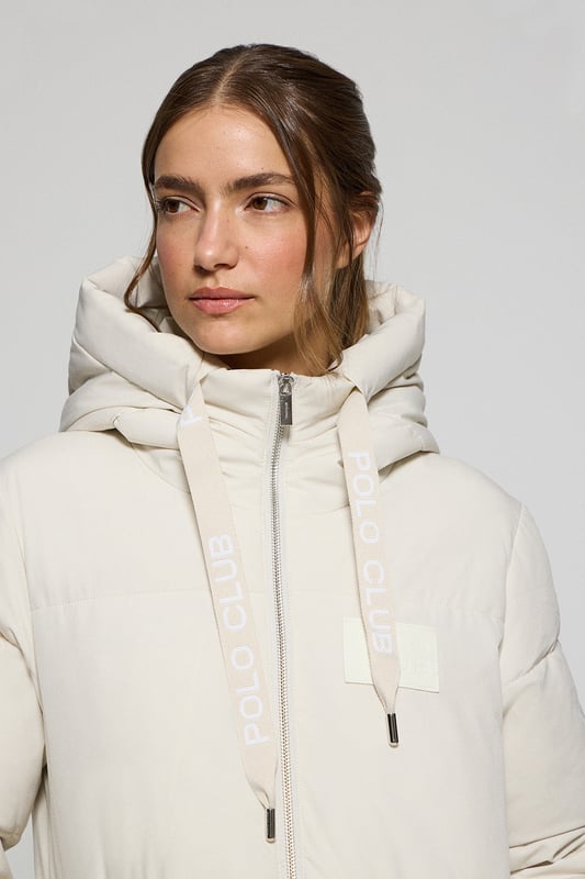 Die Damenjacke Buenos Aires vereint Stil und Funktion. Sie verfügt über eine feste Kapuze, die den Hals umschließt und mit einem Logo-Band verstellbar ist, damit Sie warm und gleichzeitig stylisch gekleidet sind. Ausgestattet mit zwei Hüfttaschen mit Reißverschluss und einer Innentasche mit Reißverschluss. Das breite Paneel-Design verleiht der Jacke einen modernen, raffinierten Look, während der Polo Club Aufnäher aus Kunstleder auf der Brust ein stilvolles Detail darstellt. Mit einer Füllung aus recyceltem Polyester ist diese Jacke warm und wasserabweisend und damit die perfekte Wahl für alle Wetterbedingungen.