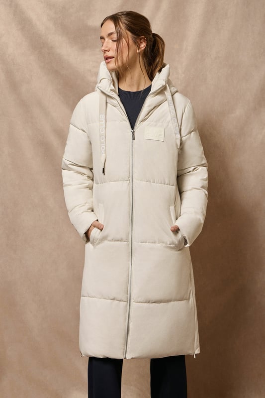 Die Damenjacke Buenos Aires vereint Stil und Funktion. Sie verfügt über eine feste Kapuze, die den Hals umschließt und mit einem Logo-Band verstellbar ist, damit Sie warm und gleichzeitig stylisch gekleidet sind. Ausgestattet mit zwei Hüfttaschen mit Reißverschluss und einer Innentasche mit Reißverschluss. Das breite Paneel-Design verleiht der Jacke einen modernen, raffinierten Look, während der Polo Club Aufnäher aus Kunstleder auf der Brust ein stilvolles Detail darstellt. Mit einer Füllung aus recyceltem Polyester ist diese Jacke warm und wasserabweisend und damit die perfekte Wahl für alle Wetterbedingungen.