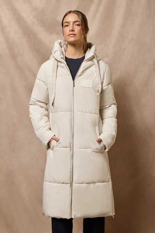 Die Damenjacke Buenos Aires vereint Stil und Funktion. Sie verfügt über eine feste Kapuze, die den Hals umschließt und mit einem Logo-Band verstellbar ist, damit Sie warm und gleichzeitig stylisch gekleidet sind. Ausgestattet mit zwei Hüfttaschen mit Reißverschluss und einer Innentasche mit Reißverschluss. Das breite Paneel-Design verleiht der Jacke einen modernen, raffinierten Look, während der Polo Club Aufnäher aus Kunstleder auf der Brust ein stilvolles Detail darstellt. Mit einer Füllung aus recyceltem Polyester ist diese Jacke warm und wasserabweisend und damit die perfekte Wahl für alle Wetterbedingungen.