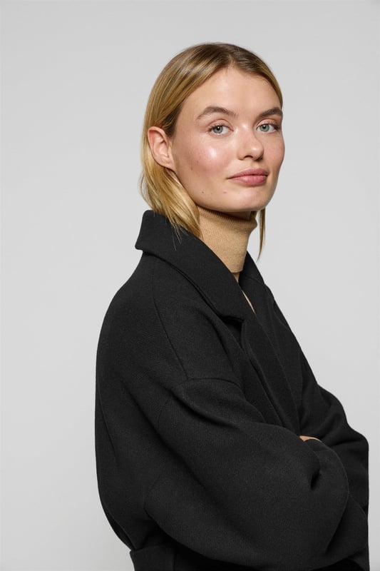 Unser Damenmantel Carrie ist ideal für alle, die ein vielseitiges und stilvolles Kleidungsstück suchen. Das Oversized-Design mit spitzem Reverskragen und langen Ärmeln schafft eine entspannte Silhouette. Der abnehmbare Gürtel ermöglicht es Ihnen, den Mantel an Ihren gewünschten Stil anzupassen, während die beiden Vordertaschen praktischen Stauraum bieten. Die beiden Seitenschlitze sorgen für Bewegungsfreiheit. Das Polo Club Logo auf der Passe unterstreicht den exklusiven Charakter des Mantels. Perfekt für den Alltag oder besondere Anlässe.