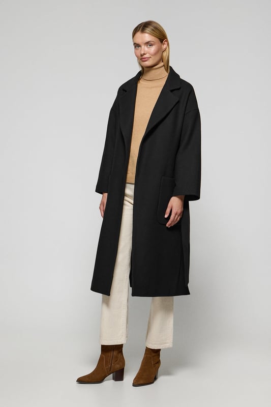 Unser Damenmantel Carrie ist ideal für alle, die ein vielseitiges und stilvolles Kleidungsstück suchen. Das Oversized-Design mit spitzem Reverskragen und langen Ärmeln schafft eine entspannte Silhouette. Der abnehmbare Gürtel ermöglicht es Ihnen, den Mantel an Ihren gewünschten Stil anzupassen, während die beiden Vordertaschen praktischen Stauraum bieten. Die beiden Seitenschlitze sorgen für Bewegungsfreiheit. Das Polo Club Logo auf der Passe unterstreicht den exklusiven Charakter des Mantels. Perfekt für den Alltag oder besondere Anlässe.