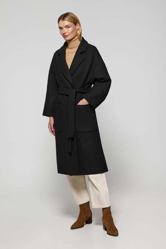 Unser Damenmantel Carrie ist ideal für alle, die ein vielseitiges und stilvolles Kleidungsstück suchen. Das Oversized-Design mit spitzem Reverskragen und langen Ärmeln schafft eine entspannte Silhouette. Der abnehmbare Gürtel ermöglicht es Ihnen, den Mantel an Ihren gewünschten Stil anzupassen, während die beiden Vordertaschen praktischen Stauraum bieten. Die beiden Seitenschlitze sorgen für Bewegungsfreiheit. Das Polo Club Logo auf der Passe unterstreicht den exklusiven Charakter des Mantels. Perfekt für den Alltag oder besondere Anlässe.