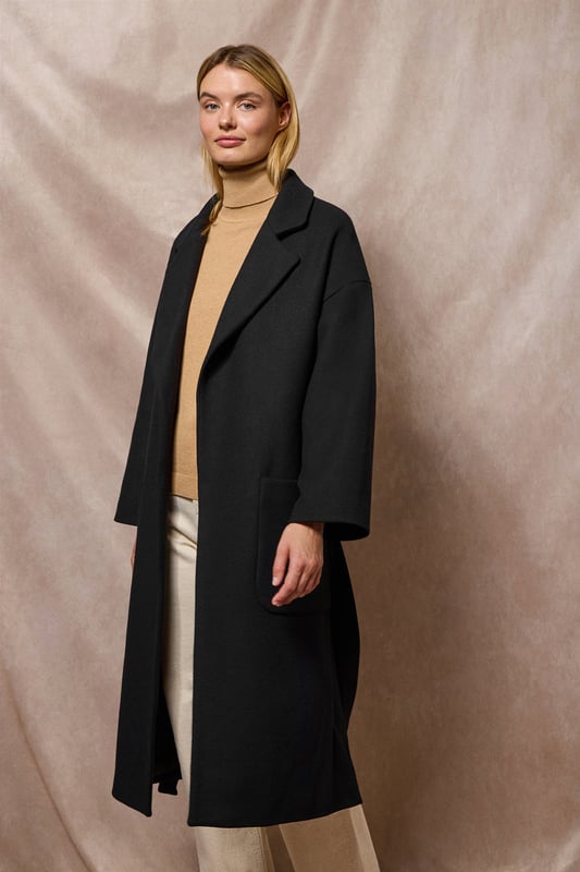 Unser Damenmantel Carrie ist ideal für alle, die ein vielseitiges und stilvolles Kleidungsstück suchen. Das Oversized-Design mit spitzem Reverskragen und langen Ärmeln schafft eine entspannte Silhouette. Der abnehmbare Gürtel ermöglicht es Ihnen, den Mantel an Ihren gewünschten Stil anzupassen, während die beiden Vordertaschen praktischen Stauraum bieten. Die beiden Seitenschlitze sorgen für Bewegungsfreiheit. Das Polo Club Logo auf der Passe unterstreicht den exklusiven Charakter des Mantels. Perfekt für den Alltag oder besondere Anlässe.