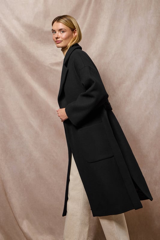 Unser Damenmantel Carrie ist ideal für alle, die ein vielseitiges und stilvolles Kleidungsstück suchen. Das Oversized-Design mit spitzem Reverskragen und langen Ärmeln schafft eine entspannte Silhouette. Der abnehmbare Gürtel ermöglicht es Ihnen, den Mantel an Ihren gewünschten Stil anzupassen, während die beiden Vordertaschen praktischen Stauraum bieten. Die beiden Seitenschlitze sorgen für Bewegungsfreiheit. Das Polo Club Logo auf der Passe unterstreicht den exklusiven Charakter des Mantels. Perfekt für den Alltag oder besondere Anlässe.