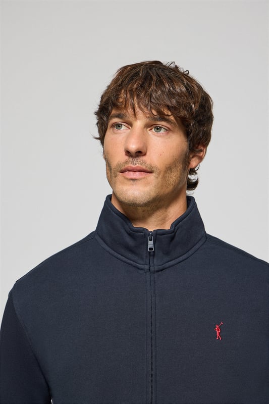 Polo Club setzt weiterhin auf Kleidungsstücke, wie das Sweatshirt mit Reißverschluss im sportlichen Stil. Dieses Sweatshirt ist aus Baumwolle und hat eine flauschige Innenseite. Ideal in Kombination mit einer Jogginghose, Jeanshose oder Chinohose. Hoher Kragen. Reißverschluss an der Vorderseite. Zwei Vordertaschen. Bund und Manschetten gerippt. Unsere Basics sind von außergewöhnlicher Qualität und überlassen kein Detail dem Zufall. Sie sind mit der klassischen Rigby Go Logo-Stickerei auf der Brust und kontrastierenden Nahtabschlüssen personalisiert.