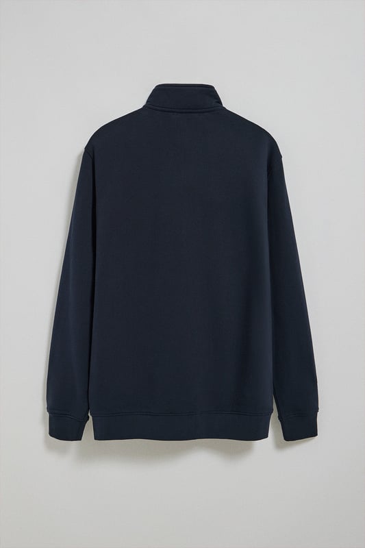 Polo Club setzt weiterhin auf Kleidungsstücke, wie das Sweatshirt mit Reißverschluss im sportlichen Stil. Dieses Sweatshirt ist aus Baumwolle und hat eine flauschige Innenseite. Ideal in Kombination mit einer Jogginghose, Jeanshose oder Chinohose. Hoher Kragen. Reißverschluss an der Vorderseite. Zwei Vordertaschen. Bund und Manschetten gerippt. Unsere Basics sind von außergewöhnlicher Qualität und überlassen kein Detail dem Zufall. Sie sind mit der klassischen Rigby Go Logo-Stickerei auf der Brust und kontrastierenden Nahtabschlüssen personalisiert.