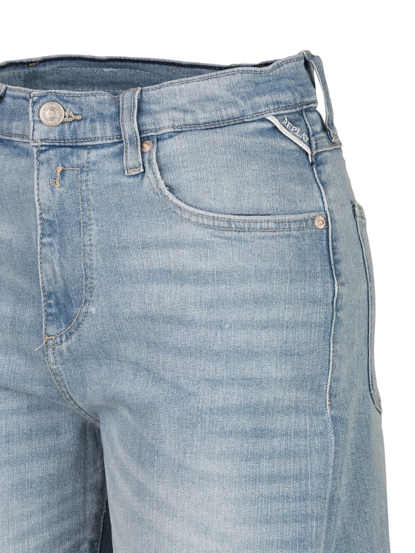 De Replay jeansshorts bieden een casual, moderne look voor warme dagen. Met hun klassieke denim-stijl en comfortabele snit zijn ze perfect voor de zomer. Veelzijdig te combineren, zorgen ze voor een coole, ontspannen uitstraling – ideaal voor dagelijks gebruik of vrije tijd.