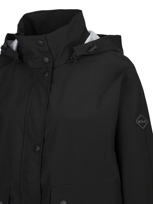De Replay parka voor de zomer combineert lichtheid met functioneel ontwerp. Met ademende materialen en een moderne snit beschermt hij tegen frisse briesjes en biedt hij toch een comfortabele pasvorm. Ideaal voor overgangsperiodes, zorgt hij voor een casual en praktisch uiterlijk.