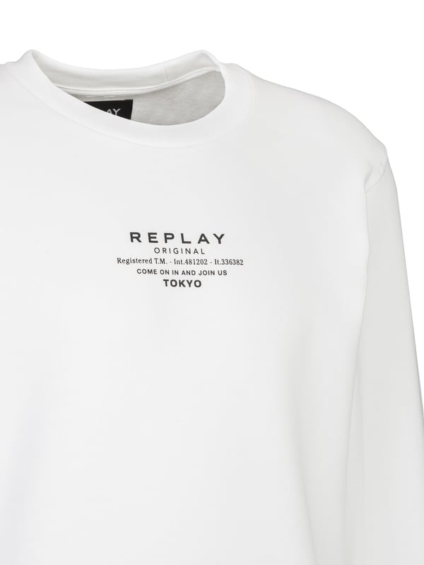 Het Replay sweatshirt biedt een casual, moderne look en ultiem comfort. Met zijn zachte materiaal en klassieke ontwerp is het perfect voor ontspannen dagen of sportieve activiteiten. Veelzijdig, zorgt het voor een coole en comfortabele stijl.