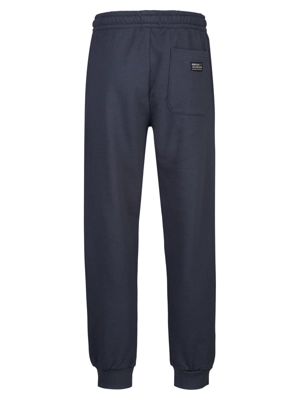 De Replay sweatpant biedt ultiem comfort en een casual stijl. Met zijn moderne snit en zachte materiaal is het ideaal voor ontspannen dagen of sportieve activiteiten. Veelzijdig te combineren, zorgt het voor een trendy en comfortabele look die zowel thuis als onderweg overtuigt.