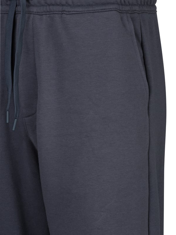 De Replay sweatpant biedt ultiem comfort en een casual stijl. Met zijn moderne snit en zachte materiaal is het ideaal voor ontspannen dagen of sportieve activiteiten. Veelzijdig te combineren, zorgt het voor een trendy en comfortabele look die zowel thuis als onderweg overtuigt.